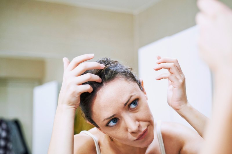 Če vas neprestano srbi lasišče in ste dobili prhljaj … Lahko gre tudi za luskavico in z zdravljenjem morate začeti ta trenutek! (foto: Profimedia)