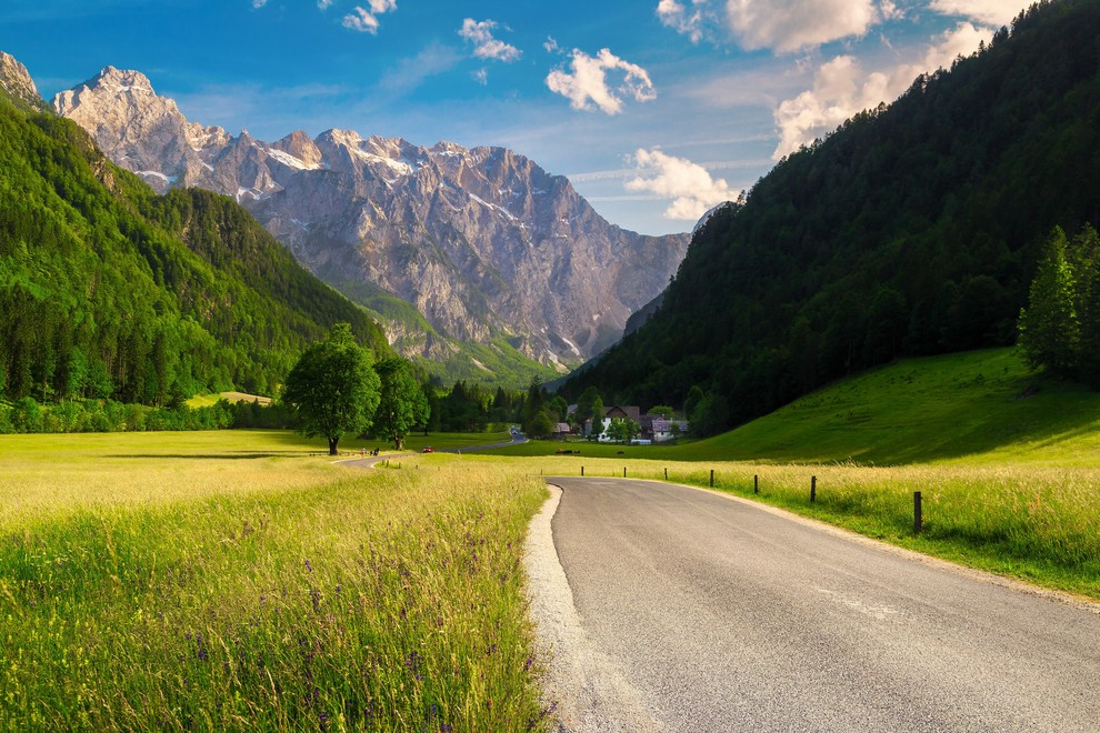 Logarska dolina Nebeško lepa Logarska dolina nudi vrsto pohodniških poti tako lahkih kot težkih. Najbolj priljubljena je pot iz Logarske …