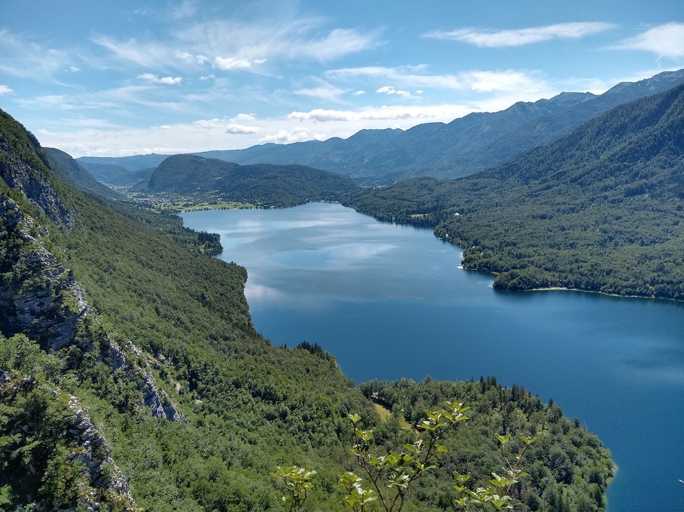 Ferata OŽARJENI KAMEN Izlet je bolj primeren za izkušene in predvsem ustrezno opremljene pohodnike. Če sami nimate izkušenj s feratami, …