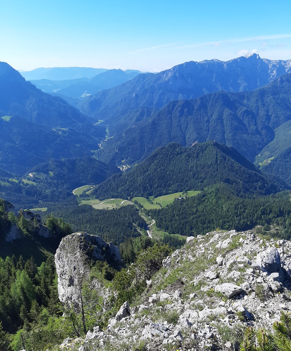 GOVCA (Olševa) »Izhodišče je pri Turistični kmetiji Rogar. Navdušil me je predvsem razgled iz Olševe, ki seže daleč naokoli," je …