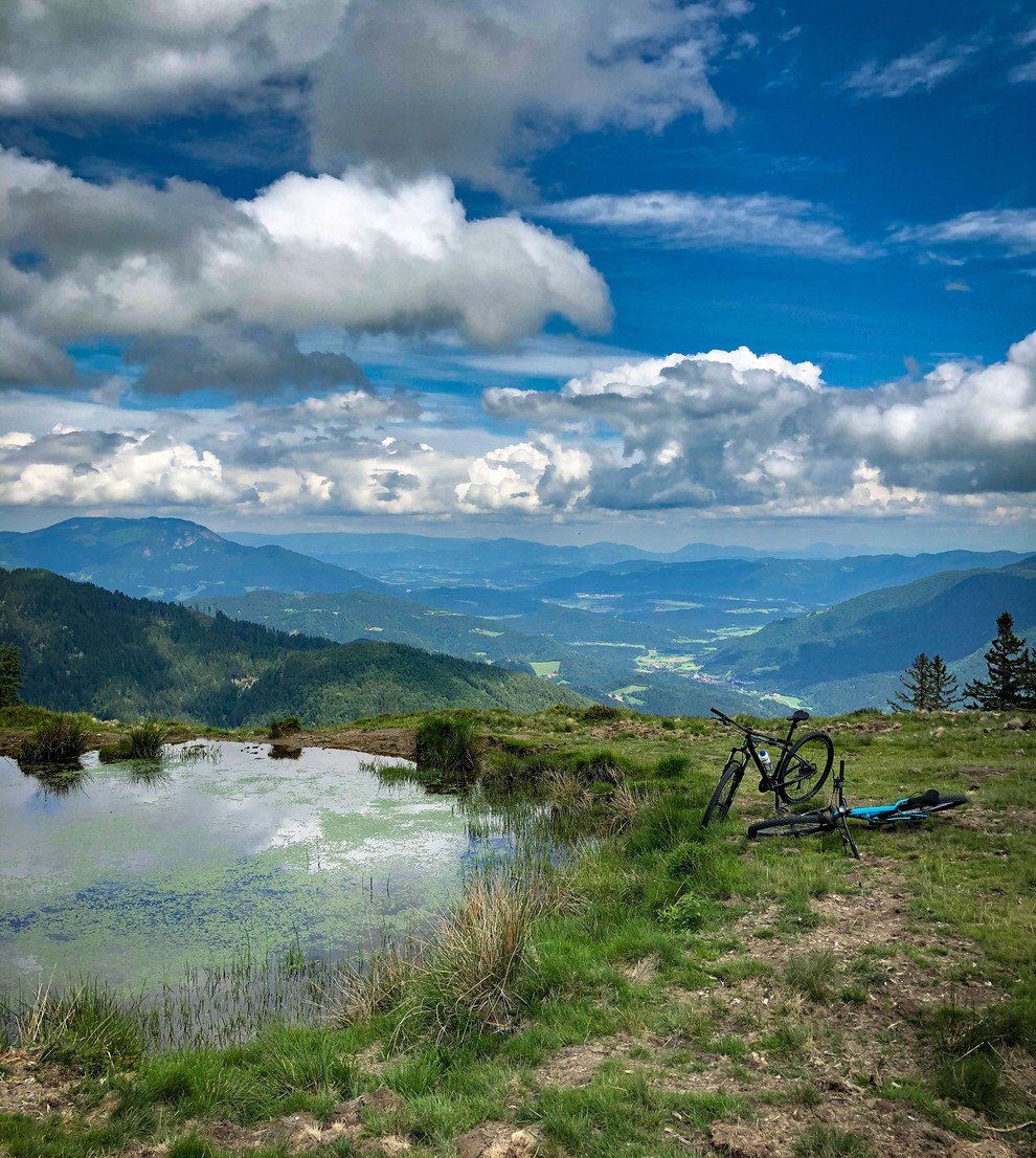 KAŠNA PLANINA »Neobljudena planina nad kamniškim Črnivcem. Hud vzpon in odlična rekreacija. Dostop peš ali z kolesom.«