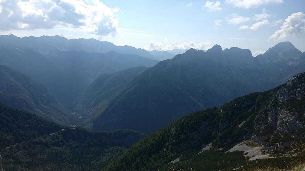 MALA MOJSTROVKA »Lepa pot z Vršiča na Malo Mojstrovko vodi čez gozd, melišče, kamnit del ... Skratka pestra pot, dih …