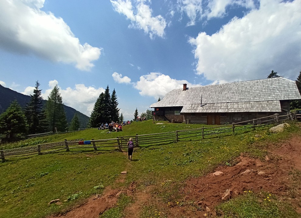 KOROŠICA Korošica je ena najlepših visokogorskih planin. Izhodiščna točka je zadnji ovinek pred mejnih prehodom Ljubelj. Po lepo vzdrževani stari …