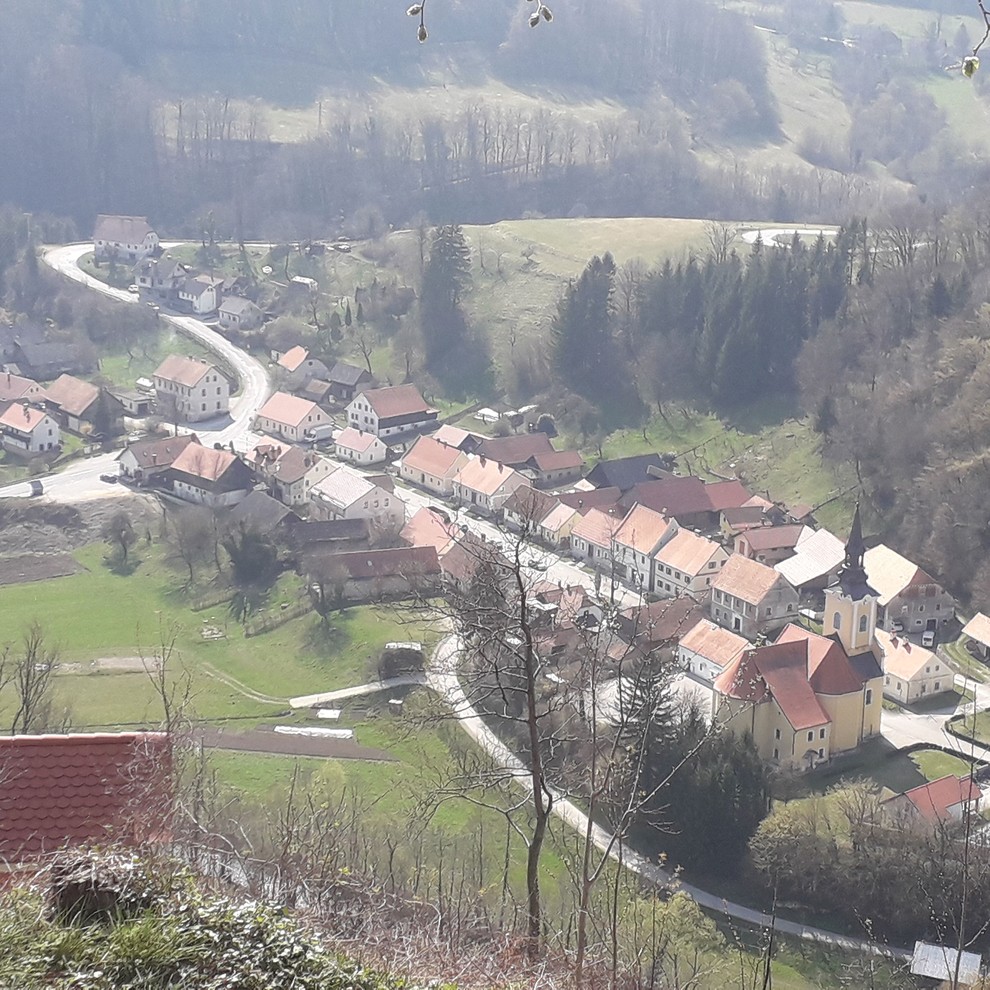 PODSREDA in razgled z grajskega hriba Ob poti, ki pelje od Brestanice proti Kozjemu, stoji naselje Podsreda, ki se že …