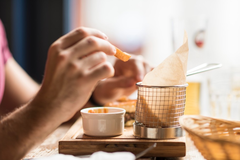 MASTNA HRANA Pomfrit, burgerji, ocvrta živila, ki so tako rekoč plavala v olju … Če bodo na vašem jedilniku pogosto …