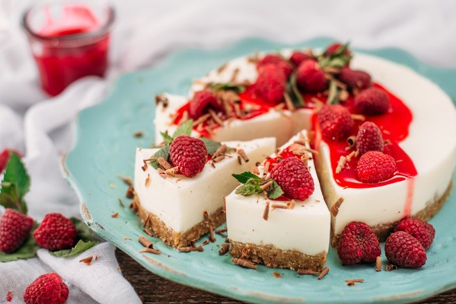 RECEPT: Cheesecake z malinami – klasična in veganska različica (brez peke in brez želatine)
