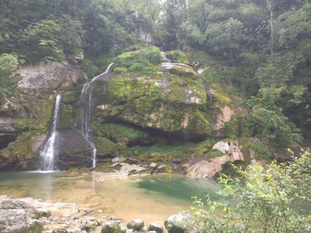 Slap Virje v vasi Plužna (Bovec) Avto pustite na označenem parkirišču in se po makadamski poti spustite navzdol. Vzelo vam …