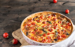 3 top recepti s paradižniki: italijanska omaka z baziliko, polnjeni paradižniki in mediteranska pita