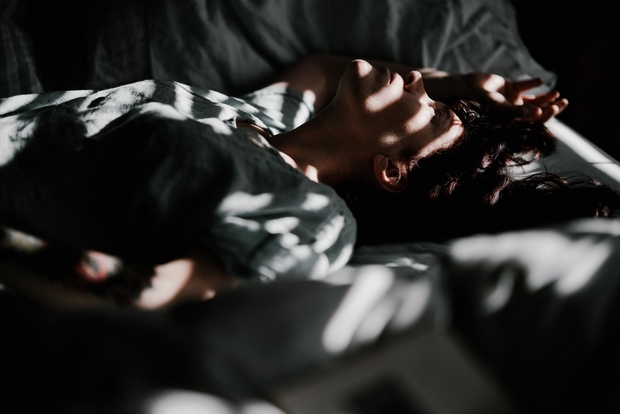 JE GIBANJE MED SPANJEM NORMALNO? Pri otrocih je premikanje po postelji med spanjem čisto običajno in ne pomeni, da imajo …
