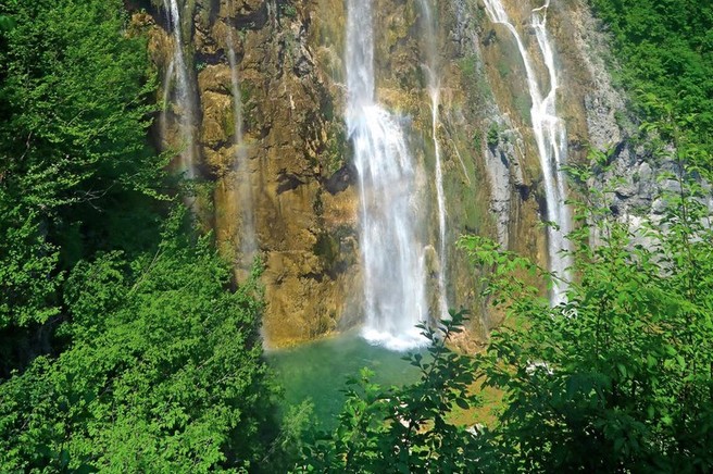 Od Ogulina do Plitviških jezer, po poteh legend in pravljičnih čudes narave