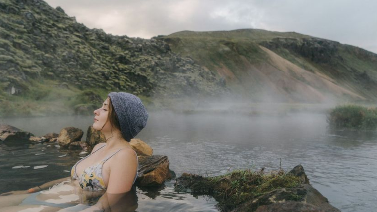 Zakaj so Islandci med najbolj srečnimi narodi na svetu? Je skrivnost v vročih vrelcih in plavanju? (foto: bbc)