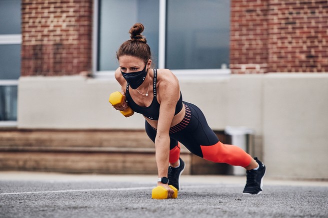 Podjetje Under Armour razvilo zaščitno masko, ki hladi