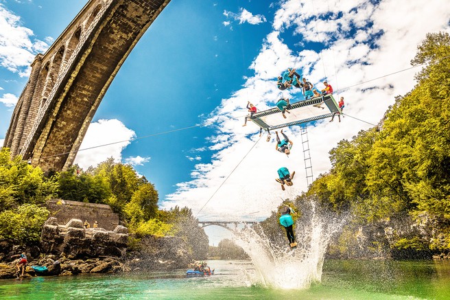 Norija pod Solkanskim mostom! Dunking Devils izvajali akrobatske vragolije na visečem trampolinu (video)