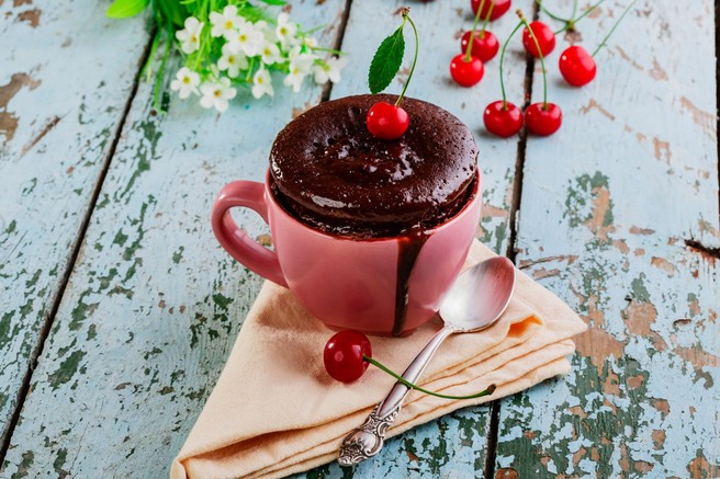 Čokoladna tortica z arašidovim maslom v lončku (priprava v mikrovalovni pečici!)