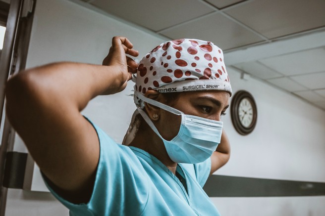 Raziskava: Hitrost širjenja koronavirusa lahko pospešijo zaprti prostori z zelo suhim zrakom. Jesen in zima bosta nevarna!