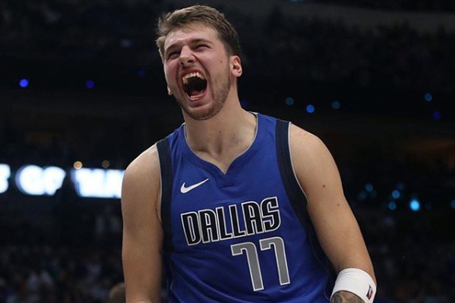 Luka Dončić s tekmo kariere popeljal Dallas do zmage. Poglejte si njegovo trojko ob pisku sirene!