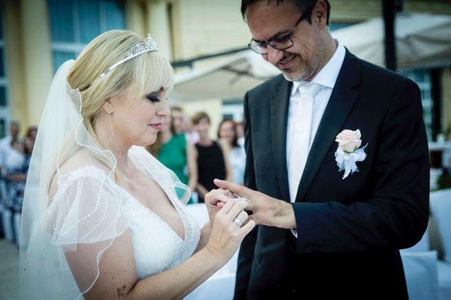 Alenka Kesar iskreno  o ločitvi in poti do prave ljubezni (Pozor! Knjigo je prva prebrala odvetnica)