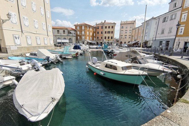 Na kavo, rogljiček in skok v morje: Milje (Muggia) v Tržaškem zalivu