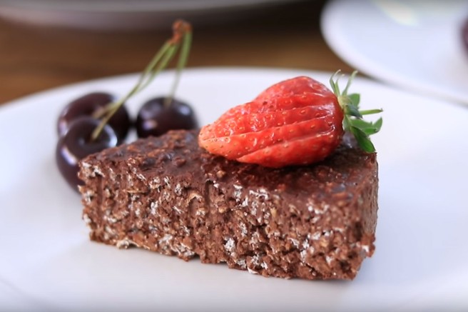 Ne boste se mogli upreti: Čokoladna kokosova torta iz 3 sestavin (brez dodanega sladkorja, jajc in brez peke) (VIDEO)