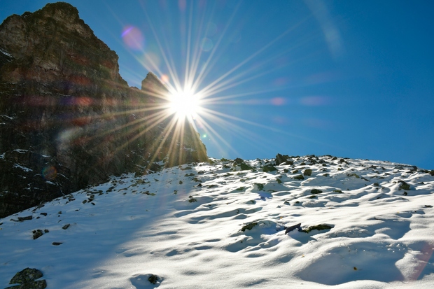 Čudovit sončen dan je polepšala snežna preproga, na kateri velja biti pri vzpenjanju še posebej pozoren.