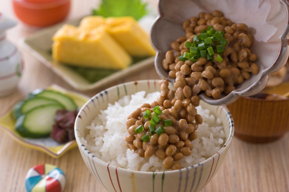 NATTO Natto je tradicionalna japonska jed (po navadi se je za zajtrk) iz sojinih zrn, ki so dušena in fermentirana …