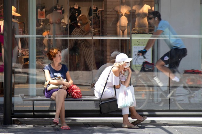 Tisti, ki nosijo zaščitne maske, zbolevajo za milejšimi oblikami covida-19!