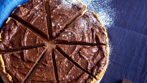 Recept: Čokoladna avokadova torta iz 5 sestavin (brez pečenja)