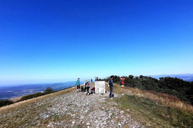 Lep, lahek vzpon - Vremščica (1027 metrov) - najvišja gora v prostranih Senožeških hribih