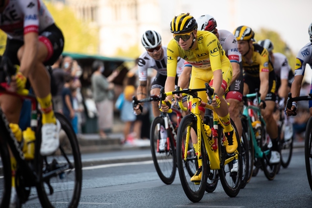 Najmlajši zmagovalec dirke Tour de France v tem stoletju se je v nedeljo ob sončnem zahodu zapeljal v mesto luči …