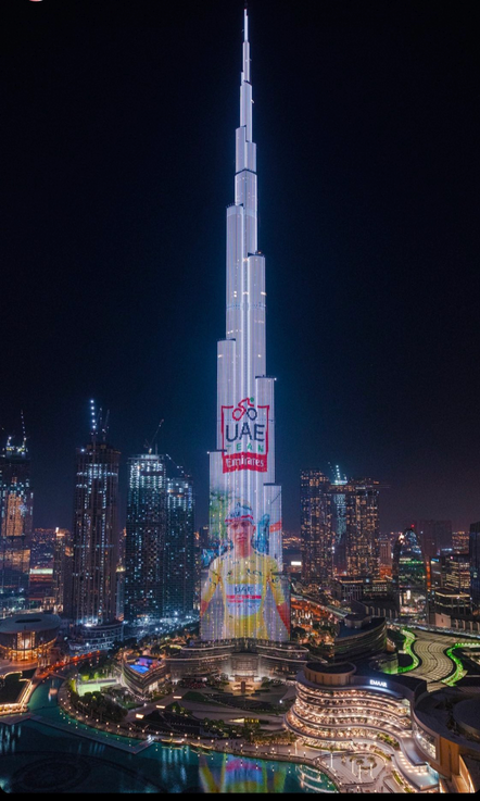 Pogačarjevo projekcijo na znamenito stolpnico Burj Khalifa so objavili po nedeljski zmagi in ob objavi zraven pripisali: »Čestitamo vodstvu in …