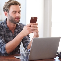 Zaposleni je z dela odšel tri minute prej: sporočilo njegove nadrejene je razburilo splet