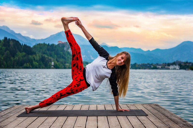 6 joga vaj za maščobo na hrbtu in bokih (s pogledom na Blejsko jezero) (foto: profimedia)