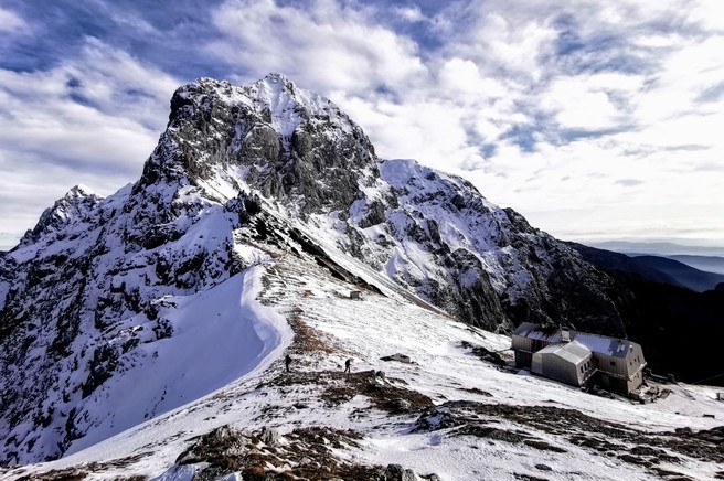 Slovenci rešujejo sezono v planinskih kočah (a ne razumejo gorskega bontona)