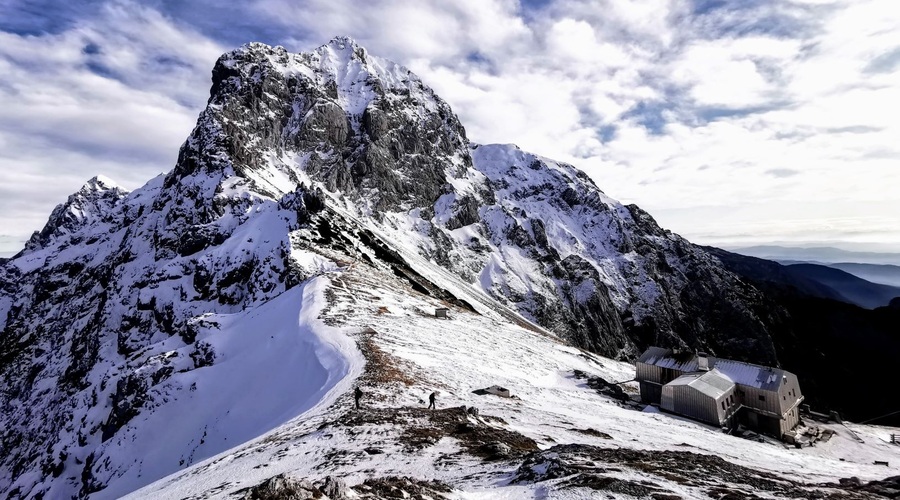 Slovenci rešujejo sezono v planinskih kočah (a ne razumejo gorskega bontona) (foto: Matjaž Šerkezi)