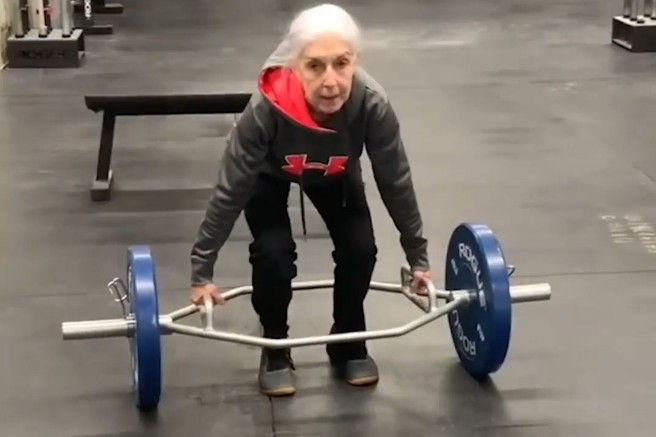 VIDEO: Spoznajte superfit Lauren Bruzzone – pri 73 letih trenira vsak dan, tako dviguje uteži …