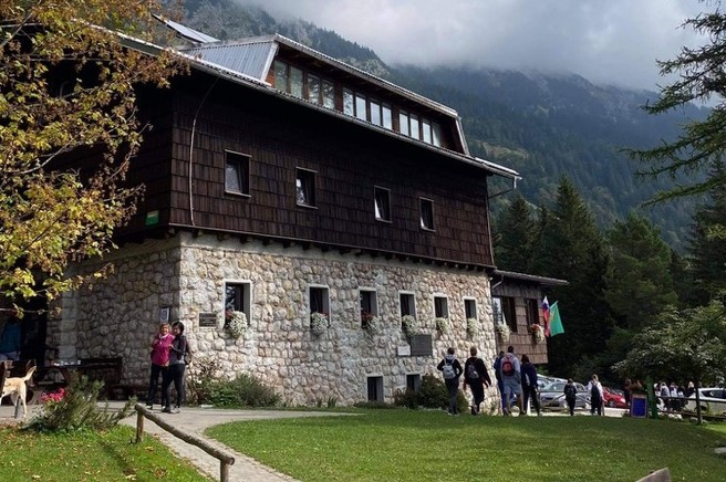 Valvasorjev dom pod Stolom - družinam prijazna planinska koča, ki je vedno odprta