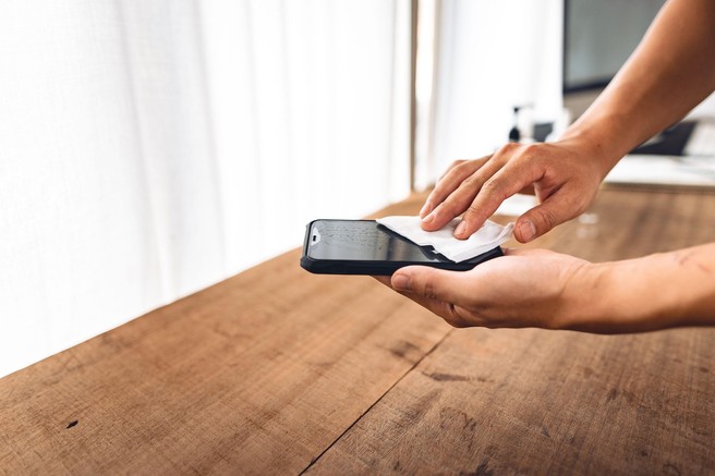 Kako pogosto bi morali očistiti in razkužiti mobilni telefon?
