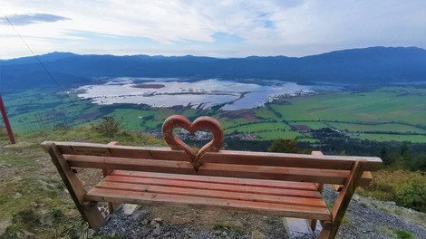 Velika Slivnica: hrib čarovnic in Instagram zvezda ´klopca ljubezni´ s pogledom na Cerkniško jezero