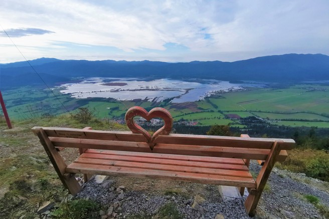 Velika Slivnica: hrib čarovnic in Instagram zvezda ´klopca ljubezni´ s pogledom na Cerkniško jezero