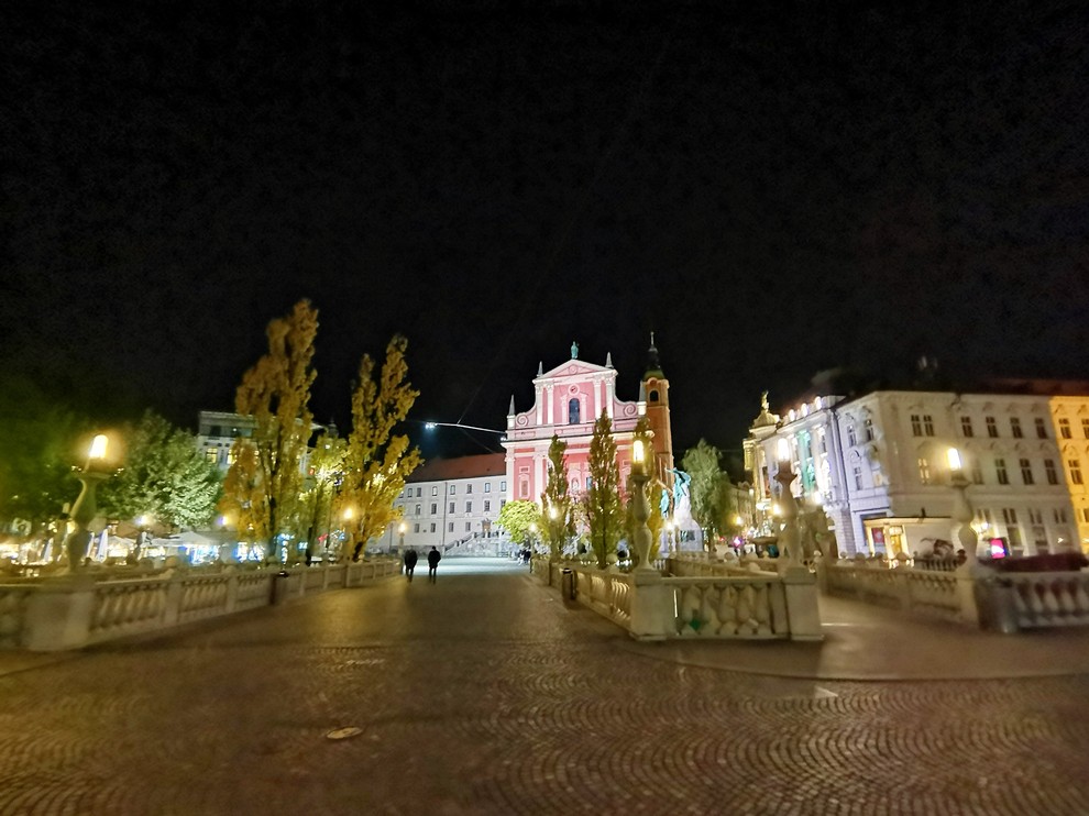 Se dobimo pri Prešernu, na cerkevnih stopnicah? Ne danes ne!