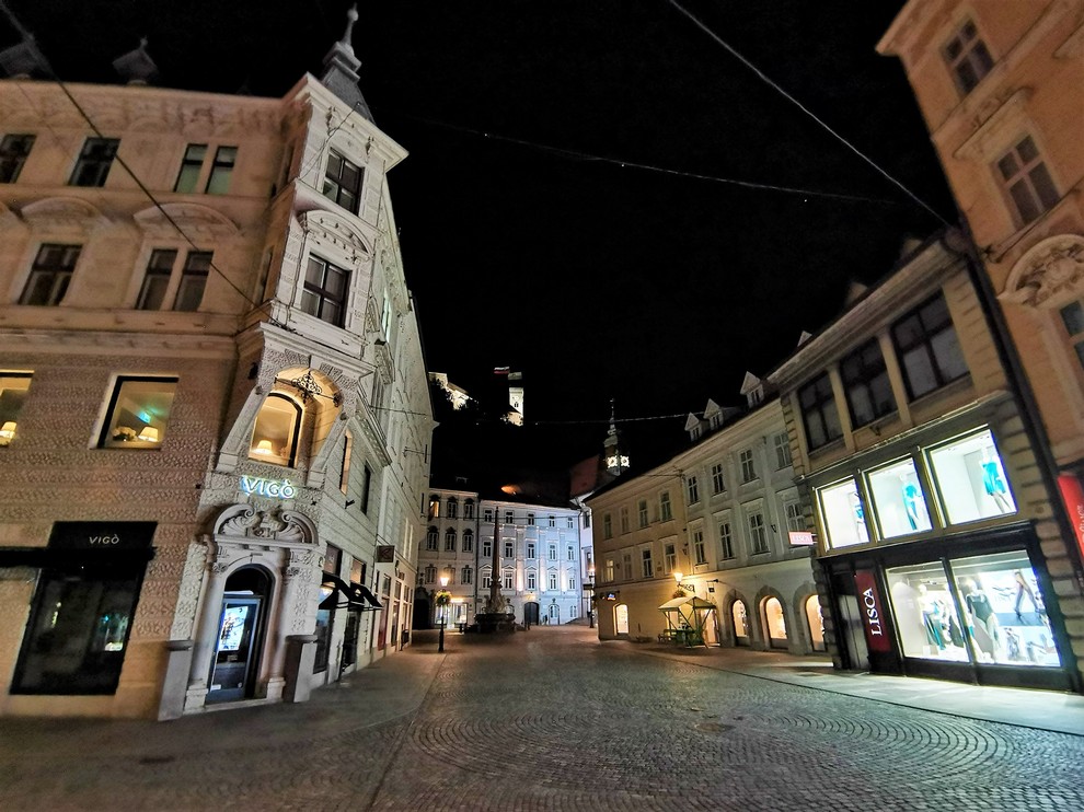 Še v petek je bilo v centru mesta veliko mladine, ki si je privoščila še zadnji sladoled pred zaprtjem, danes …