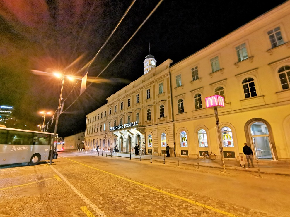 Še zadnji potniki zapuščajo Ljubljano.