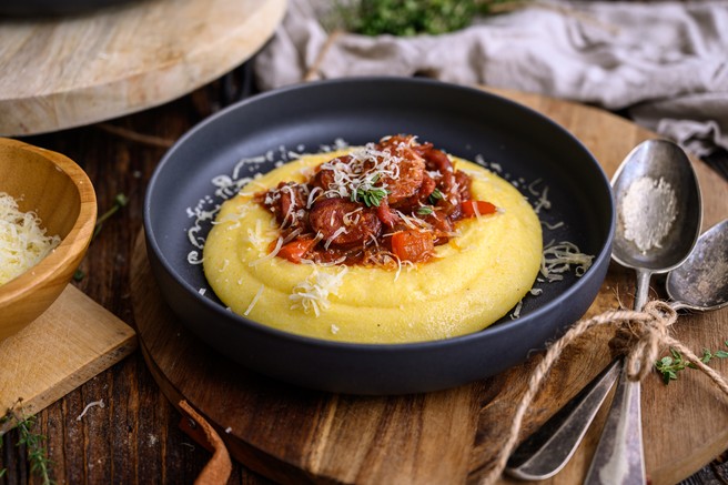 Recept: Kremna polenta s tolmincem in ragu s klobaso