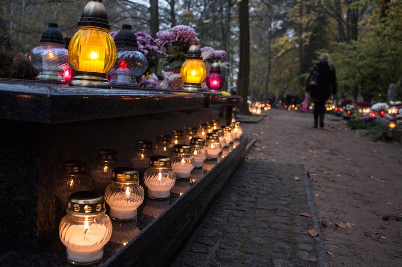 V spomin mrtvim lahko letos prižgete virtualne sveče (foto: profimedia)