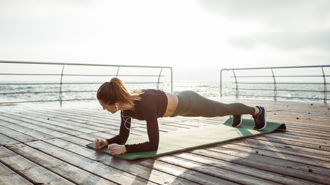 Bi radi še bolj okrepili trebušne mišice? Vajo 'plank' začnite izvajati tako