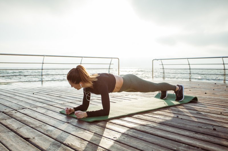 Bi radi še bolj okrepili trebušne mišice? Vajo 'plank' začnite izvajati tako (foto: Profimedia)