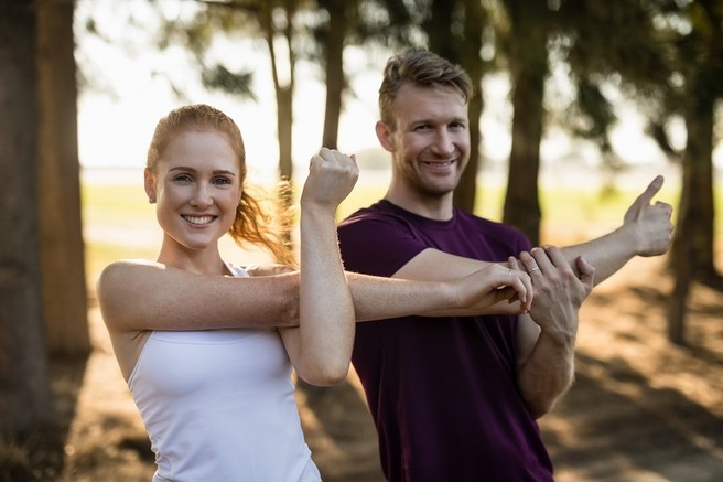Trenirajte v paru: 15-minutni trening za celo telo, ki podaljšuje življenje
