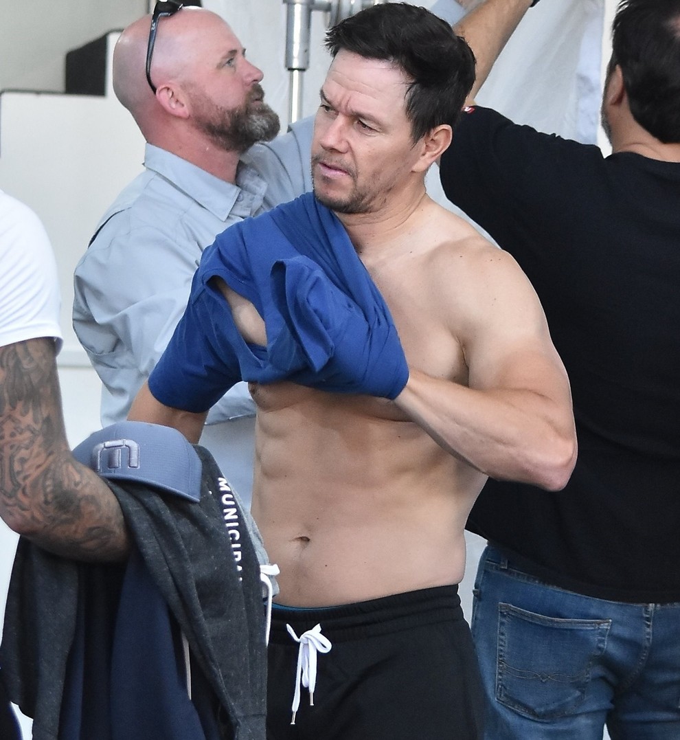 Mark Wahlberg, 49 let Slavni igralec je že od najstniških let obseden s fitnesom, predvsem z dvigovanjem uteži. Mark še …