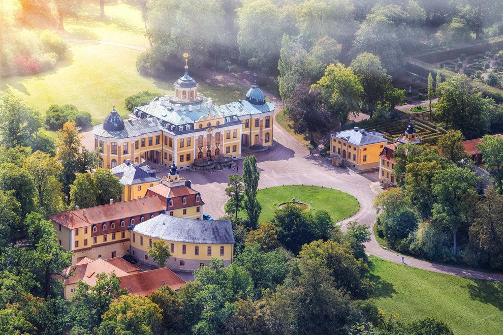 WEIMAR Malo romantično vzhodno nemško mesto (70.000 prebivalcev) velja za srce nemške kulture, saj so tu živeli in delali številni …