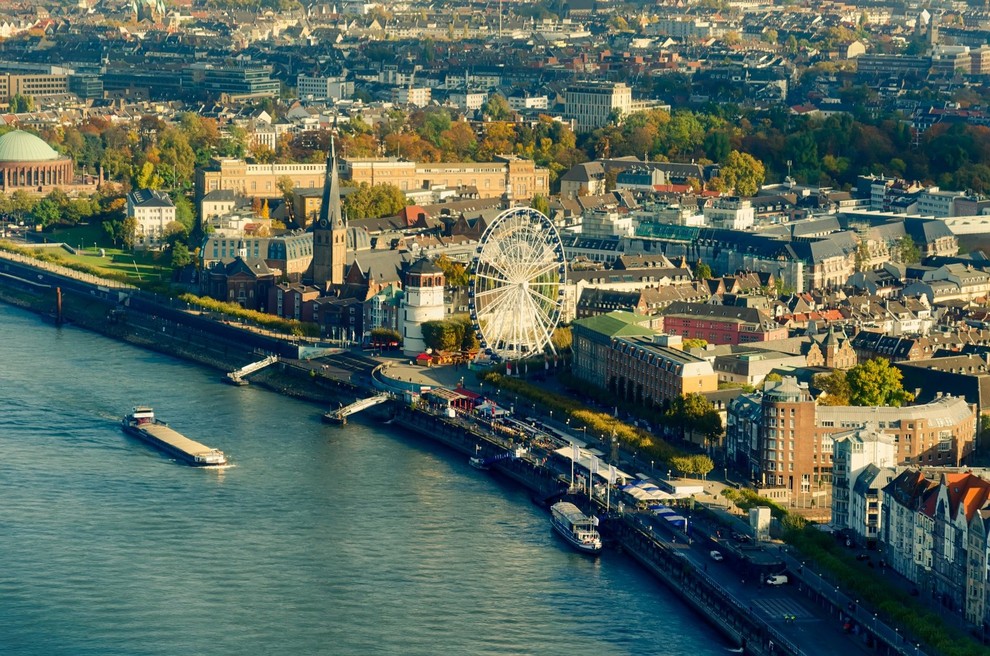 DÜSSELDORF Mesto leži slabih 50 kilometrov od meje z Nizozemsko in je z dobrih pol milijona prebivalcev glavno mesto zvezne …